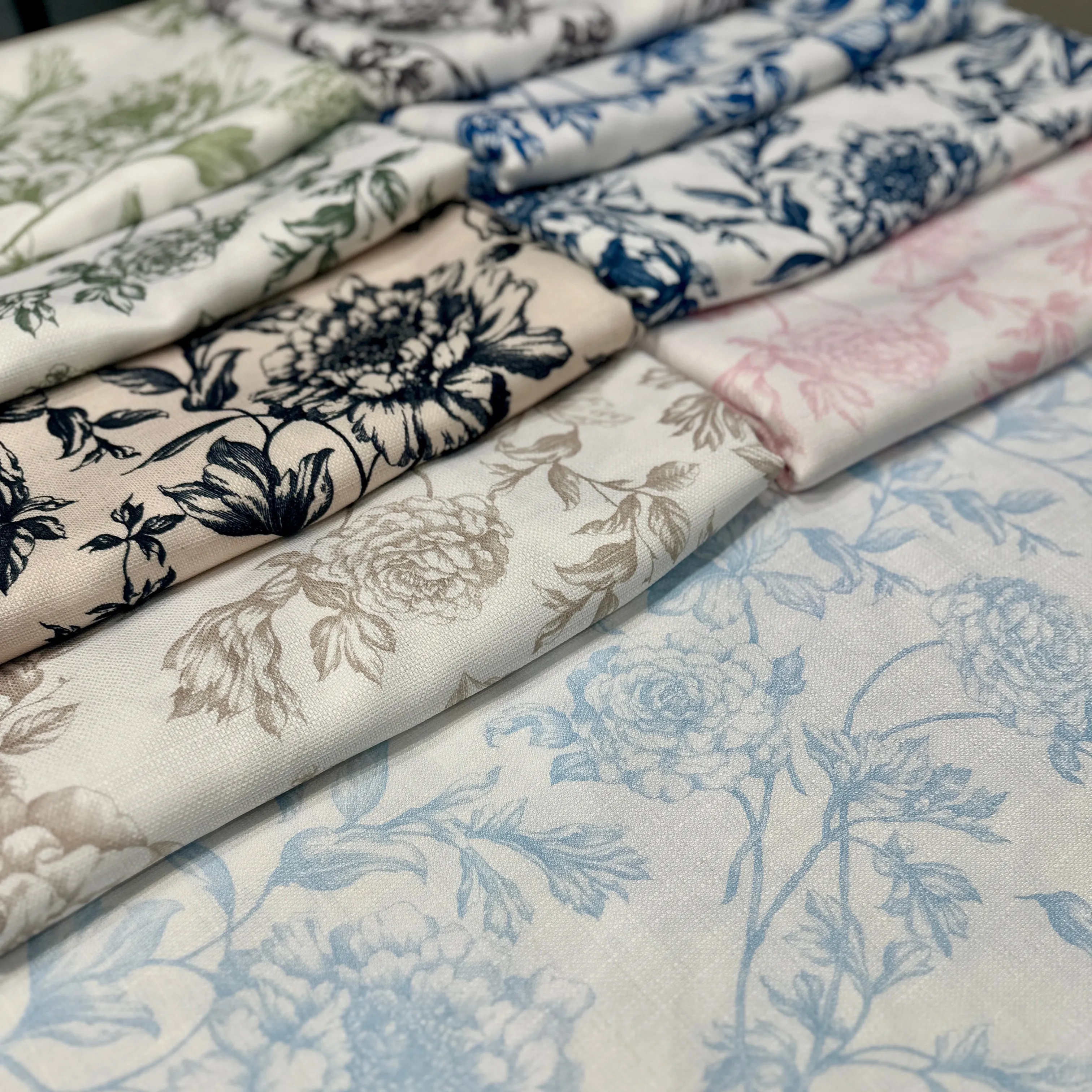 Artistry Bloom Table Linen in Royal